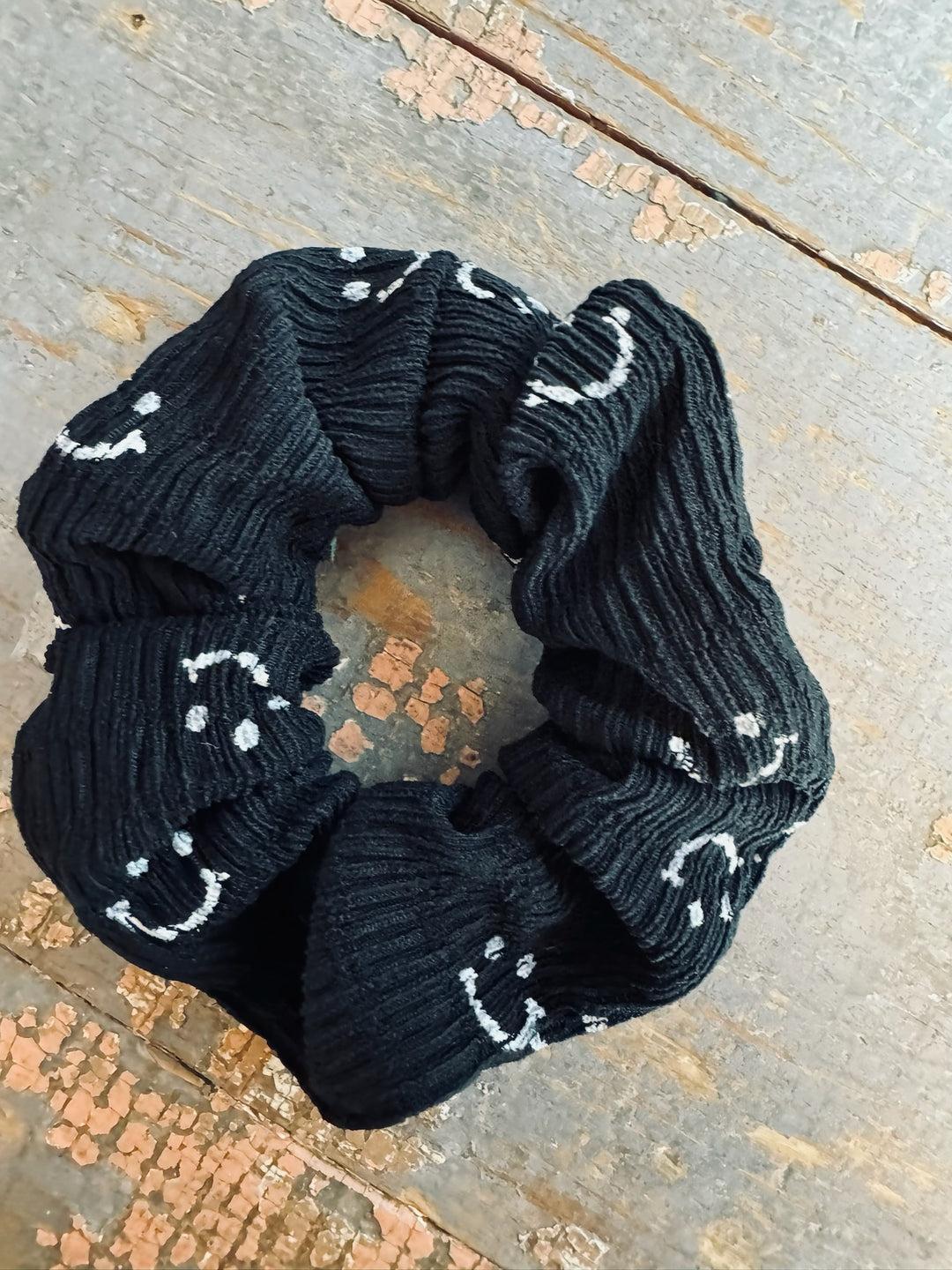 BLACK SMILEY SCRUNCHIE