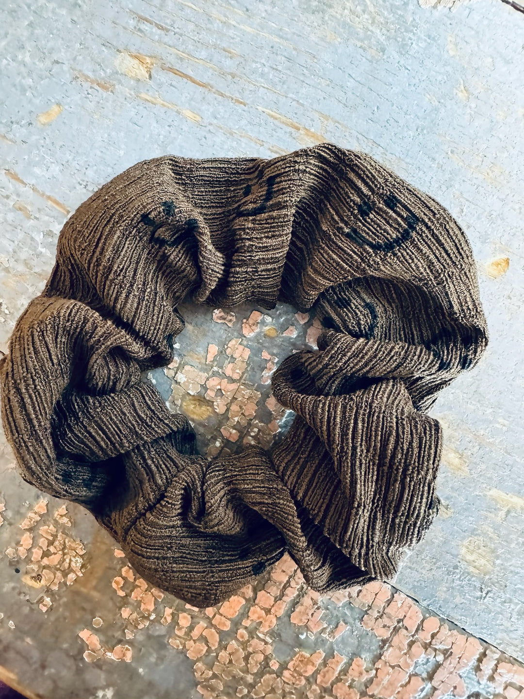 BROWN SMILEY SCRUNCHIE