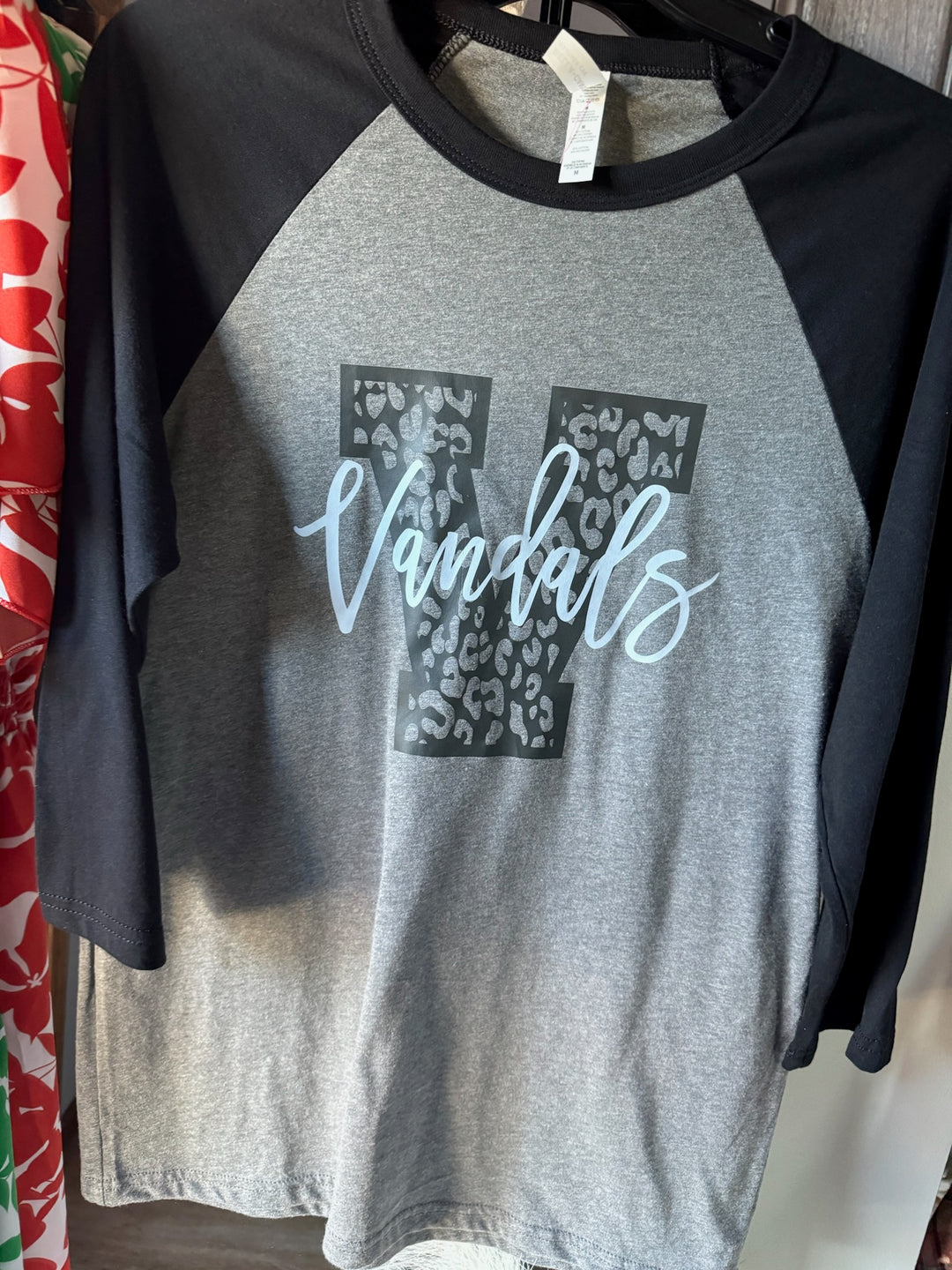 VANDAL RAGLAN V TOP