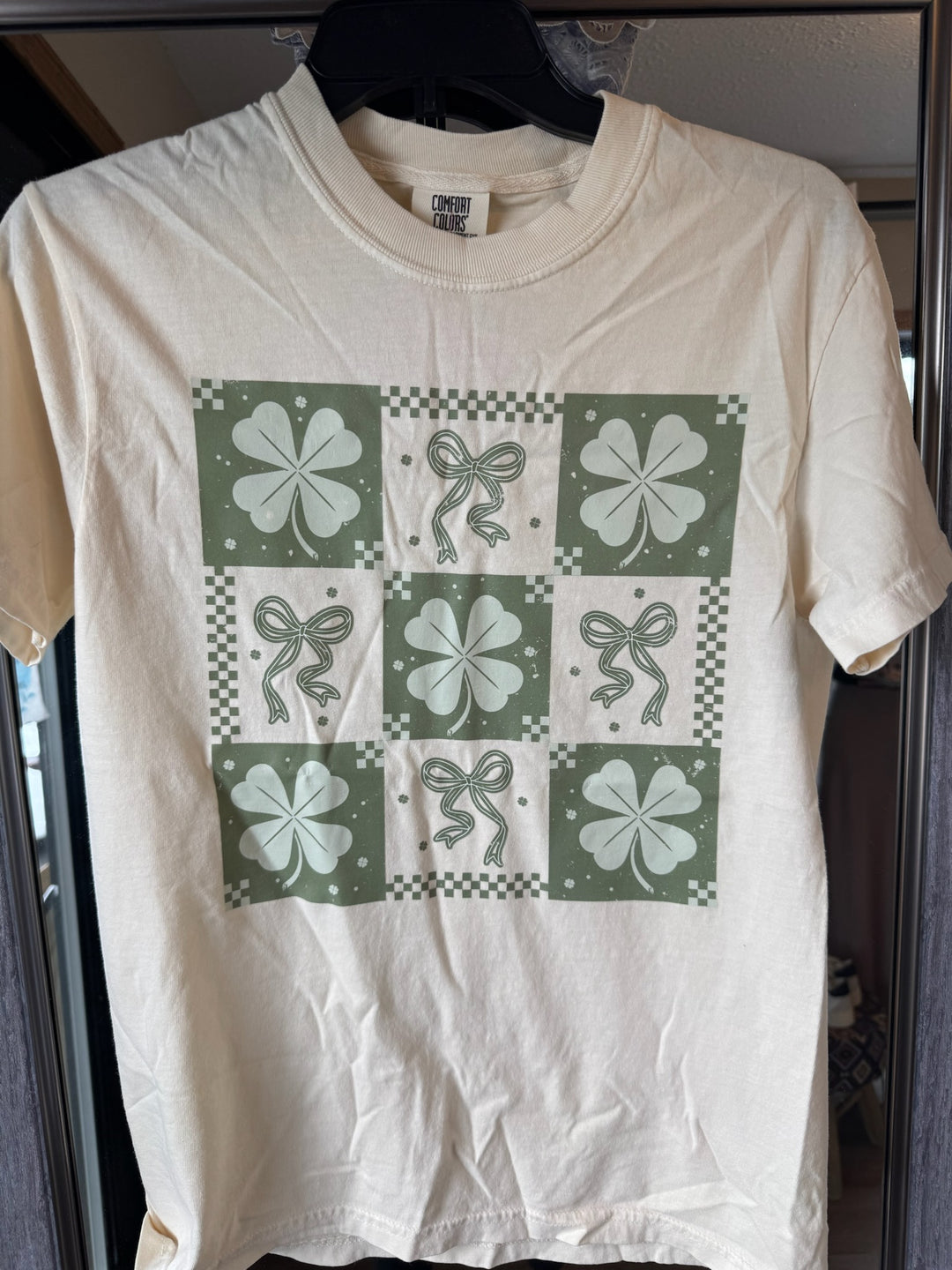 CLOVERS & BOWS ADULT TEE
