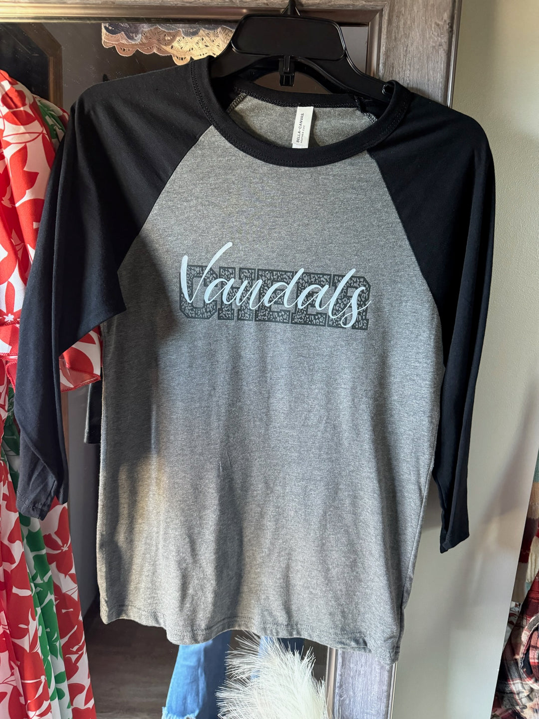 VANDAL CHEER RAGLAN TOP