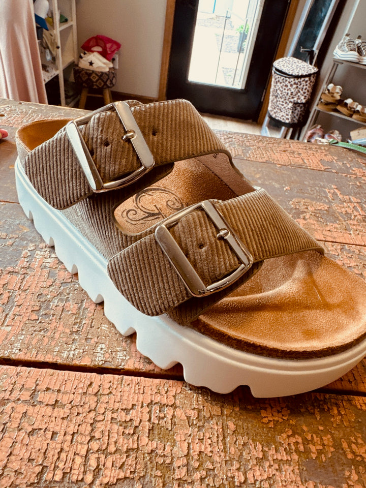 FIFTH & CORD SANDAL